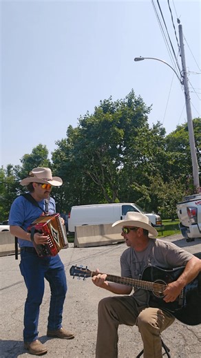 Un peu de cayouche a cette belle après-midi avec les Malcommodes🤠💃🪗#cayouche#accordeon#western#folklore #quebec #fyp #rodeoLonglive#cowboy