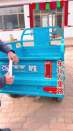 Decorate Cars with Spring Festival Couplets - A Colorful Tradition