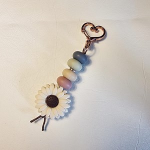 Cream Pastel Daisy Silicone Keychain | Flower Bag Charm | Handmade Bestie Gift - Etsy Canada