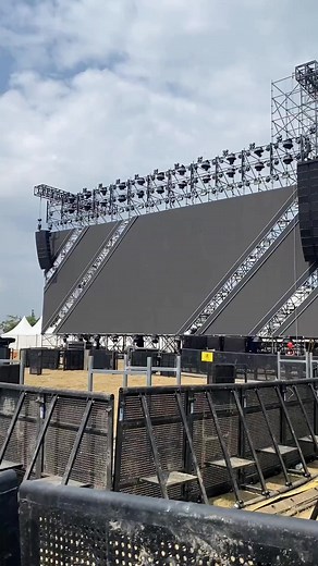 Outdoor rental led screen. www.cn-totem.com #djs #dj #evento #eventos #deejay #sonido #sonidos #ledscreen #leddisplay #eventplanner #eventplanning #event #events #concert | Pro Stage Equipment Export