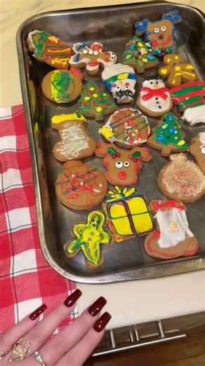 62 reactions · 3 comments | We had so much fun decorating these gingerbread cookies. Make sure to check out the recipe in the next video ♥️♥️♥️ #gingerbread #gingerbreadcookies #cookiedecorating #holidaybaking #fyp #viraltrend | Rachelle Marie | Facebook