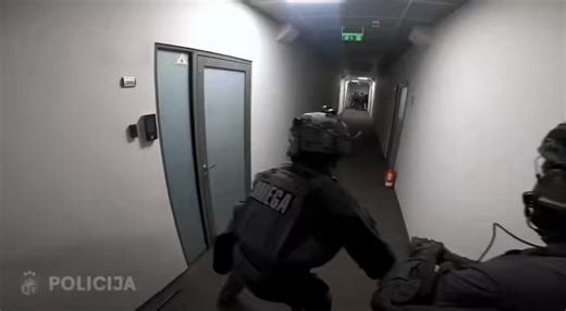 ESTAFA MUNDIAL En una oficina gestionaba 49 millones de cuentas falsas hasta que la policía la allanó.En su interior encontraron 1.200 dispositivos SIM box y 40.000 tarjetas SIM activas conectadas a más de 80 países.El sistema se utilizó para crear 49 millones de cuentas falsas para redes de phishing, fraude bancario, extorsión y tráfico de personas en toda Europa.Una sola caja SIM puede registrar miles de cuentas falsas de WhatsApp, Telegram y bancarias al día.La policía confiscó cuatro coches 