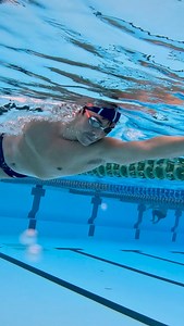 The power of the glide 🏊‍♂️✨ Have you ever noticed ice skaters? When skating they never rush straight into their next step. They push, then glide before setting up the next movement ⛸️ Freestyle works in a similar way, and a brief glide before your next stroke can bring some great benefits. 1️⃣ A better setup for the catch It gives the lead hand time to set up and find traction before engaging the catch 💪🏼 2️⃣ More efficiency Holding length allows you to carry momentum forward, especially whe