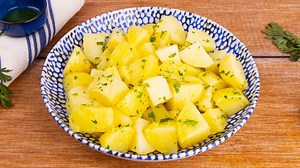 Patate lesse: la ricetta del contorno semplice e saporito