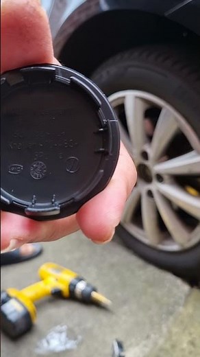 How to change/fit a VW wheel centre hub cap.