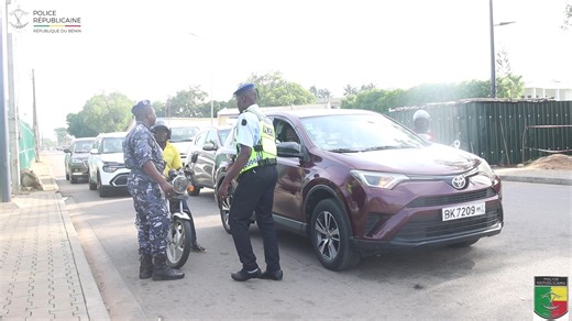 Feux tricolores : Signification et règles de passage. Dans notre quotidien, la route est un espace partagé. Elle exige respect, vigilance... et connaissance. Mais qu’est-ce qu’un feu de signalisation à un carrefour ? Quelles sont les règles de passage à un feu tricolore ? Réponse dans le reportage ci-dessous ... "La sécurité routière, c’est l’affaire de tous. Respectez les feux, respectez la vie." @followers @super fans Canal 3 Bénin Bénin TV - SRTB Radio Bénin - SRTB | Police Républicaine - BEN