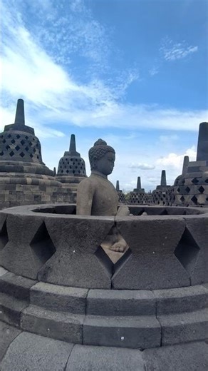 BOROBUDUR, el Templo Budista más grande del Mundo se encuentra en JAVA CENTRAL