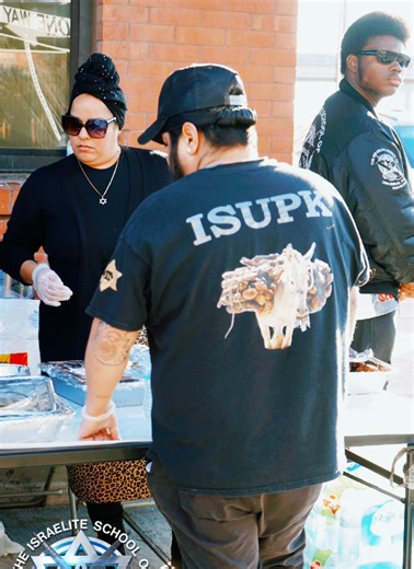 ICE Shootin folk on the screet.. But we be feedin em. This one won't go viral because we not yellin at Y't folks and having them kiss our boots. #ICE #viral #Sanantonio #mexiko #fyp