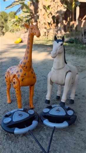 2 Bast Rc Horse vs giraffe Remote control animals #horse #shortsfeed #giraffe 😍