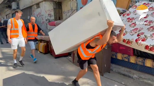 🇵🇸 This morning, Israeli occupation forces forcibly expelled Palestinian woman Umm Zuhri Shweiki, an elderly woman, from her home in the Batn al-Hawa neighborhood of Silwan, occupied Jerusalem. The forces surrounded the house, blocked access roads, seized the rooftop, and emptied the property of all contents before handing it over to extremist settlers, citing ownership claims dating back to 1881. The eviction is part of a broader campaign led by the extremist settler group Ateret Cohanim, whi