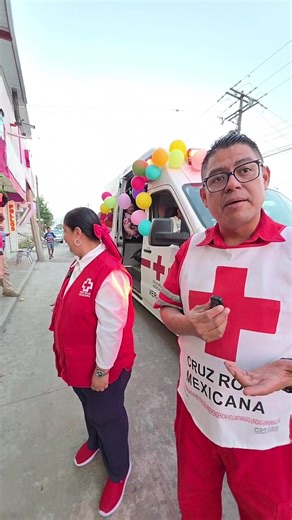 ⛑️🚑 | #MartínezdelaTorre ▶️ La delegación de la #CruzRoja de Martínez llevó alegría a niños de las colonias Diana Laura, #Colosio, Río Chico y alrededores con el primer #Pelotón de la corporación, un éxito esta noble labor. | Noticias con Carlos Cortez