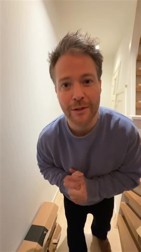 Chris Bergström on Instagram: "15% korting met code CHRIS15 op alles van @photowall_sweden. Check snel Photowall.nl want deze code is maar 1 maand geldig!! Ik toverde onze hal om met het prachtige Wallpaper Linnen Pink. Alle toebehoren zoals lineaal, behangsel, potlood etc wordt ook gewoon meegeleverd. Zo wordt behangen echt een klusje van niks en je home make-over met photowall was nooit zo leuk! Shop nu met CHRIS15 en geniet van 15% korting & gratis verzending! #photowallsweden #wallmakeover"