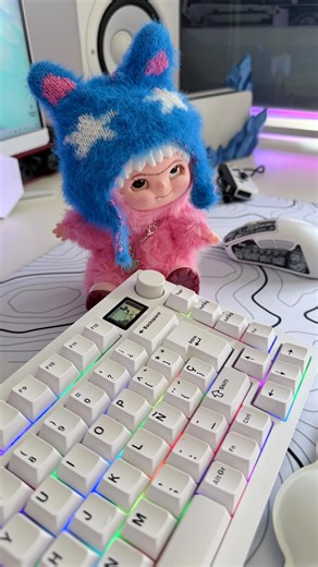 Carolina Di Paola on Instagram: "Nuevo mousepad para el setup 🤎 Este Tecware XXL en color blanco quedó increíble en el escritorio: suave, cómodo, firme y con unos bordes reforzados que se notan desde el primer momento. Le da un toque súper prolijo a todo el espacio ✨ Si quieren el mismo, lo pueden conseguir en @technoreviews.hardstore . ¿Les gusta cómo queda con el setup? #techware #desksetup #techaesthetic #unboxing #setupinspiration #mousepad #argentina"