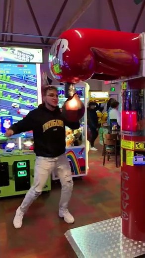 (almost) BEAT ARCADE BOXER PUNCH BAG MACHINE HIGHEST SCORE!