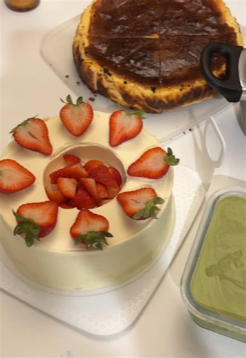 It’s a non planned dessert table 🤣 #dessert #pov #cakedecorating #desserttable