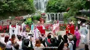 Art in the wild! Cantonese Opera troupe organized a flash mob on a glass platform 500m above ground, using the natural environment as a stunning backdrop! | Xinhua Culture&Travel
