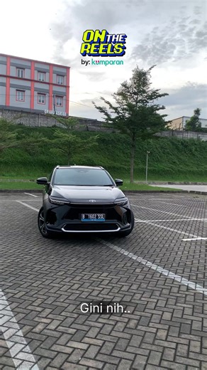 Mobil listrik pertama Toyota di Indonesia bZ4x akhirnya mengaspal di Indonesia!🙌🏻 Mobil dengan platform e-TNGA ini melengkapi pilihan kendaraan elektrifkasi mereka yang telah dijual sejak 2009. Salah satu fitur yang menarik dari mobil listrik Toyota bZ4x adalah memungkinkan kita bisa parkir secara otomatis, penasaran?🧐 Simak video On The Reels-nya, di sini! #onthereels #toyotabZ4x #svr #tiktokberita #kumparanOTO #otomotif #reviewotomotif #review #kumparan