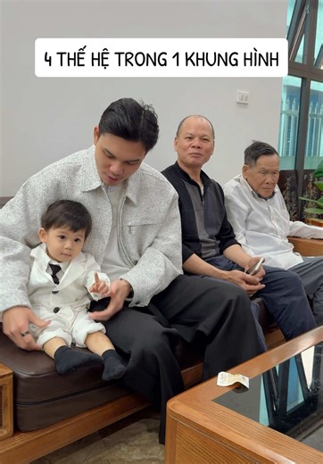 Tư liệu quý giá sau này. 1 mình nhỏ em đóng ba vai: con ba, cháu ông, chắt cụ 🧧🧧🧧 #bohan #TetGiuLua #vulaci