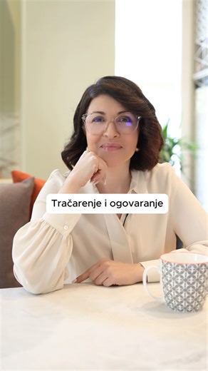 Iza ogovaranja stoji: - nezadovoljstvo - potisnuta frustracija - osećaj manje vrednosti - nepreuzeta odgovornost za sopstveni život. Kada žena ne živi svoj potencijal, kada ne sme da kaže šta je boli, kada ne menja ono čime je nezadovoljna energija mora negde da izađe. Najlakše je da izađe kroz komentarisanje tuđeg života. Trač je ventil za neizgovorenu istinu. Ogovaranje je senka neostvarenosti. A poređenje je dokaz da osoba nije u kontaktu sa sobom. Osoba koja je ispunjena, zauzeta sobom, svoj