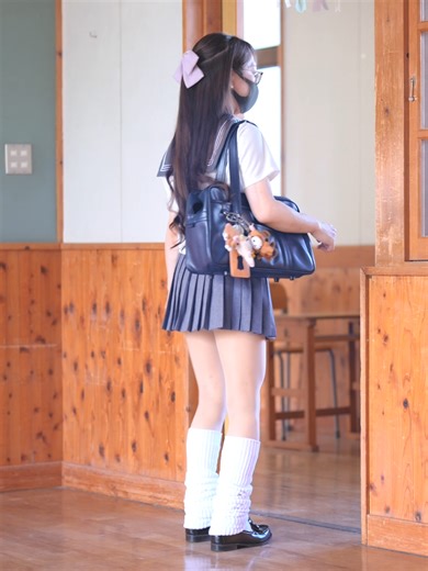 灰色のセーラー服とミニスカートのファッション