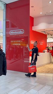 🇬🇧 I explore the new Nintendo pop-up store in Westfield Shopping Centre London, checking out merchandise from popular game franchises like Zelda, Mario, and Splatoon. While the store offers some great items, exclusive London merchandise is somewhat limited. 🇳🇱 Ik verken de nieuwe Nintendo pop-upstore in het Westfield Shopping Centre in Londen en bekijk er merchandise van populaire gamefranchises zoals Zelda, Mario en Splatoon. De winkel heeft een aantal leuke items, maar echt exclusieve Lond