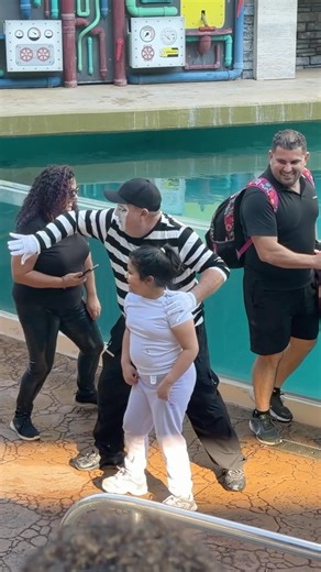 Out of the way people! 😂😬 Tom mime Seaworld #seaworldmime #funny #tomthemime #comedy #shorts