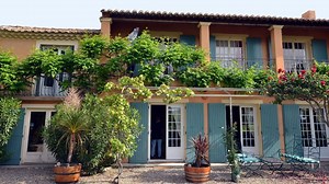 Karine Le Marchand ouvre les portes de son mas de Provence entièrement restauré, c’est une première