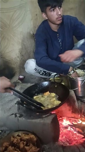 barish hone ke Karan yahan per ban gaya pakoda banane ka program #shortsfeed