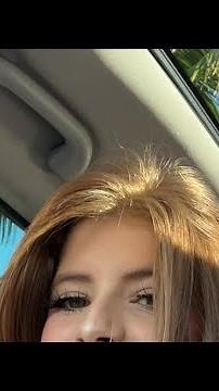 Model Julinha is broadcasting live!