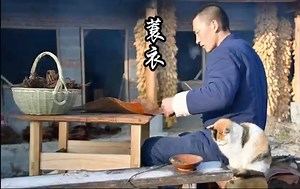 制作蓑衣，早在两千多年前先秦时期就已经出现的蓑衣，是古人用来避雨的工具