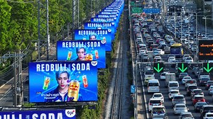 แพลน บี ฉลองครบรอบ 20 ปี สร้างประวัติศาสตร์ใหม่! เปิดตัว ‘The 20' THE WORLD'S LONGEST DOOH EXPERIENCE กับซีรีย์ป้ายดิจิทัลที่ยาวที่สุดในโลก! พลิกโฉมสื่อ Series pole ป้ายโฆษณาสุดไอคอนิก สู่ที่สุดของ DOOH Experience ที่ยาวที่สุด! 37 เสา 74 จอ ทอดยาวตลอดระยะทาง 2.5 กิโลเมตร ส่งต่อแรงบันดาลใจและพลังแห่งการสื่อสารที่ทรงพลัง ความท้าทายในการเปลี่ยนผ่านครั้งนี้ ใช้เวลาติดตั้งอย่างพิถีพิถันถึง 2 เดือนเต็ม โดยทีมงานมืออาชีพของเราที่ทำงานอย่างแข็งขันในยามค่ำคืน ขณะที่ป้ายบิลบอร์ด Series pole เดิมยังคงทำงาน