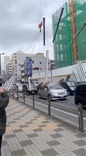 Terrifying Crane Accident Steel Beams Fall on Cars!