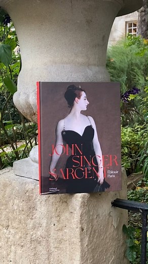 #BeauxLivres 🖌️ Né en Italie de parents américains, le peintre John Singer Sargent (1856-1925) passe l’essentiel de sa carrière à Londres et le plus clair de sa vie à voyager. Paris sera pour lui bien plus qu’une simple étape. 💫 Lorsqu’il s’y installe en 1874, la capitale est en effervescence et le jeune artiste brillant y trouve sa voie. Formé dans les ateliers de Carolus-Duran et de Léon Bonnat, Sargent séduit le Tout-Paris. Par la virtuosité de sa touche, la force de ses portraits et l’élég