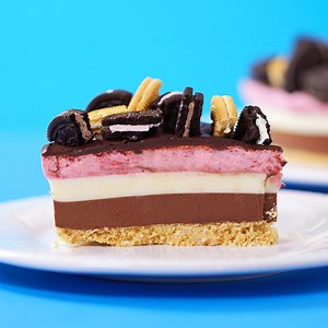 Oreo fans will flip for this Neapolitan pie made with a Golden Oreo crust and filled with chocolate, vanilla and strawberry Oreo filling mousse. | Sugar Fix