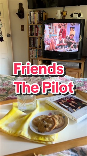 Friends: The Pilot - Monica, Rachel, and a Life-Changing Decision