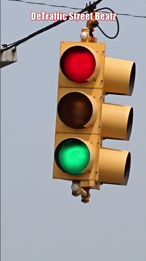 Flashing Red & Green Traffic Lights #trafficlights #detrafficstreetbeatz