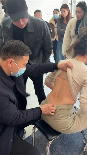 E3432 The lady's back waistline😔🎋🥰🌺is visibly crooked, the doctor is correcting it with bone-setting