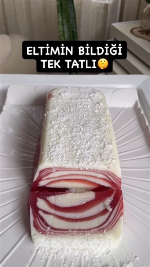 Sevda Sağkaya on Instagram: "İKİ RENKLİ TATLI TARİFİ Yapmaktan ve yemekten en keyif aldığım tatlılardan biri bu sütlü tatlılar hem çok hafif hem çok lezzetli oluyor bu tarifi kaydetmeyi unutma Sen seversin dediğine mutlaka gönder❤️ Muhallebili kısım için; 4 sb süt 1 çay bardağı toz şeker 2 yk un 3 yk nişasta (mısır nişastası) Hepsini karıştırıp göz göz olana kadar pişiriyoruz pişerkende sürekli karıştıralım sonra 1 yk tereyağı 1 tane şekerli vanilin Ekleyip ocağın altını kapatalım Soğutmaya çalı