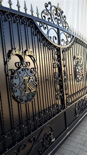 Od surowej stali do gotowej bramy.⭐️ Na filmie pokazujemy cały proces powstawania tej wyjątkowej bramy przesuwnej – od składania i spawania elementów, przez wiele etapów obróbki, aż po precyzyjne lakierowanie proszkowe w naszej własnej lakierni. To brama stalowa ocynkowana i malowana proszkowo, wykonana z profili wyrabianych (fakturowanych), ozdobiona rozetami i kutymi elementami skrętnymi. Wykończenie: czarna satyna złota patyna na detalach Każdy element lakierujemy dokładnie, etap po etapie – 