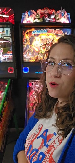 La famille Chicago Gaming Company est au complet au showroom ! Le Medieval Madness Merlin attend de pouvoir inscrire vos high score sur son parchemin 🧙‍♂️ Les réservations pour cette machine magique sont encore possibles. Contactez nous sur www.planetetranscardsjeux.com ou au 04 70 45 15 49. | Planète Jeux Transcards