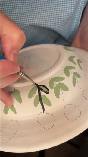Green Bird Mailoica Bowl Painting #pottery #ceramics #maiolica #howto #painting #glazingpottery