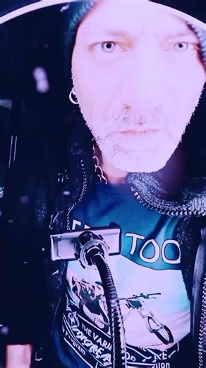 🦊❤️‍🔥👼🏻🖤🌹🍓🍫 volevo un castello di ghiaccio, ma Leo Moracchioli ha preferito tirare giù il regno a colpi di riff e distorti: la tempesta non infuria, spacca direttamente le casse. 🤘🏻❄️ se vi pare, chiamatemi pure Elsa ❄️ #FrogLeapStudios #LeoMoracchioli #MetalCover #LetItGoMetal #HeavyFrozen