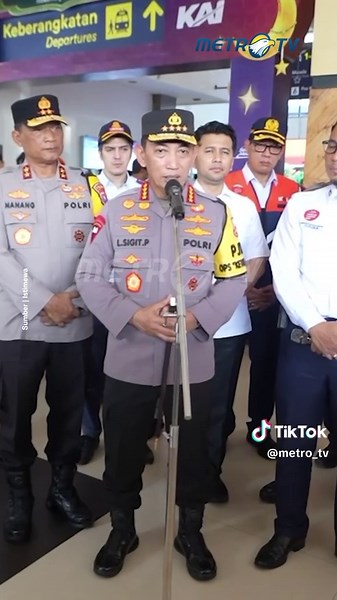 Kapolri Jenderal Listyo Sigit Prabowo diperintahkan Presiden Prabowo Subianto untuk mengusut tuntas kejadian penyiraman air keras kepada aktivis KontraS, Andrie Yunus, Minggu (15/3). #tiktokmetrotv #beritatiktok #beritaviral #viral#fyp #kapolri#polri #listyosigitprabowo #presidenprabowo #prabowosubianto #airkeras #kontrasupdate #kontras #aktivis