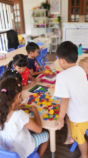 A day in the life of a preschooler is wonderfully full, from morning greetings to purposeful play, small-group learning, outdoor exploration, creative projects, and joyful moments with friends.🎨📝🤗 Each part of the day is intentionally designed to build language, thinking skills, social-emotional growth, early literacy and numeracy, and a growing sense of independence. Every moment, whether structured or playful, becomes a learning moment.✨✏️📚🛝 | Heartfield Kindergarten