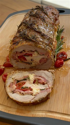 Nany on Instagram: "Lombo Recheado de Natal 🎄🐷 Eu usei: 🔸1 peça de lombo de 1,5kg (aproximadamente) 🔸14 fatias de bacon 🔸200 gramas de queijo minas padrão 🔸Folhas de Rúcula 🔸Tempero: 🔸1 colher de sobremesa de Vinagrete seco (pode ser Chimichurri) 🔸1 colher de sobremesa de Tomilho 🔸1 colher de sobremesa de Páprica 🔸Sal e pimenta do reino 🔸4 dentes de Alho Amassado 🔸Azeite pra regar, tomatinhos, dentes de alho e alecrim pra decorar 🔸Barbante pra prender Se quiser substituir o queijo