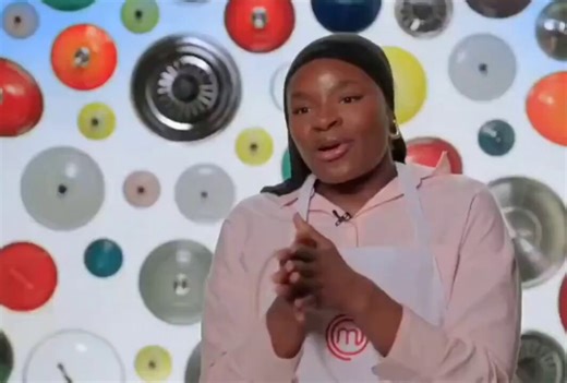 La llevan a MasterChef, se niega a cocinar cerdo 🐷 porque es Musulmana, es descalificada porque todos deben ser iguales.Su reacción?.Demandar por Racismo.Que les sirva a todos de ejemplo para aprender que te adaptas tú ò te denuncian.🤨🇪🇸