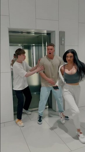 Bodybuilder try to put his di*k inside girl as