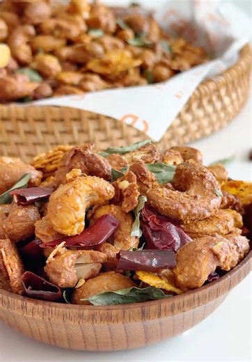 ~Salted Egg Cashew Nuts~ It’s the time of the year to bake this additive snacks again. This sinful snack is perfect for festive munching, whether for own consumption or gifting. There are usually plenty of leftover egg whites from my pineapple tarts for cny baking, so this recipe is just nice to reduce waste. *Ingredients* 1kg cashew nuts 300g corn flakes 130g egg whites (liquid) 120g salted egg powder 200g sugar (I used cane sugar) 20g mushroom powder 10g salt 10g chili powder 40g dried chilies