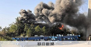 タイの高速鉄道建設現場でクレーン倒壊、列車巻き込む　30人死亡