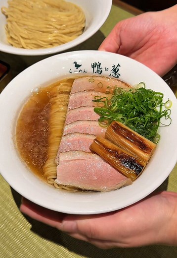 鴨100%ラーメン｜鴨to葱 新宿西口店の鴨チャーシューと濃厚スープ